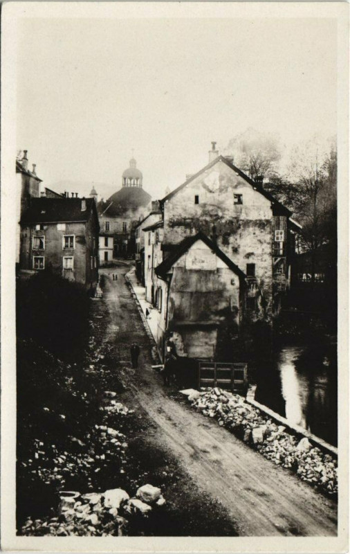 Carte postale ancienne Salins Le Bains La Furieuse Rue Gambetta et Nd Liberatrice