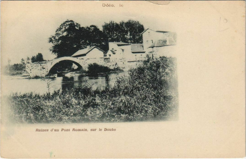 Carte postale ancienne Ruines d'un Pont Romain sur le Doubs à Romain