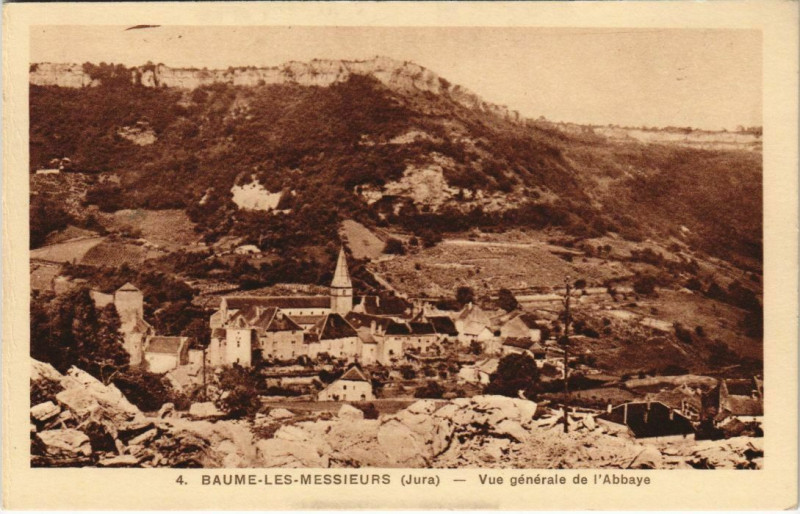 Carte postale ancienne Baume Les Messierurs - Vue générale de l'Abbaye