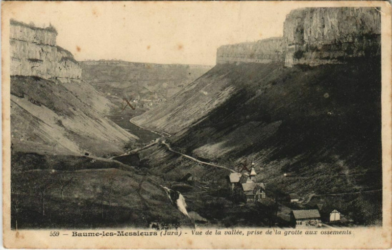 Carte postale ancienne Baume-les-Messieurs - Vou générale de la vallée prise de la grotte à Baume-les-Messieurs