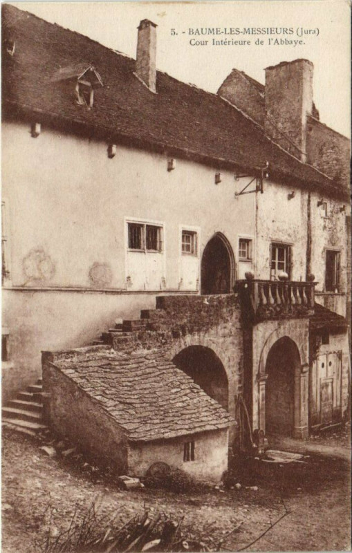 Carte postale ancienne Baume Les Messierurs - Cour Interieure se l'Abbaye à Our