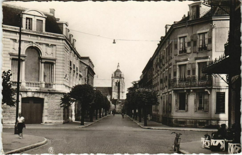 Carte postale ancienne Dola - Avenue Artistide-Briand