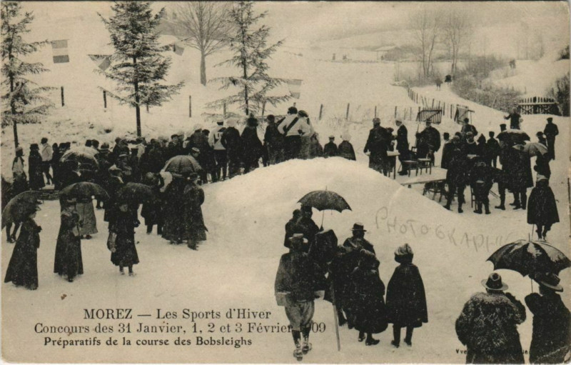 Carte postale ancienne Morez - Preparation de la course des Bobsleighs à Our