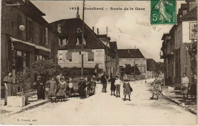 Carte postale ancienne Mouchard - Route de la Gare à Mouchard