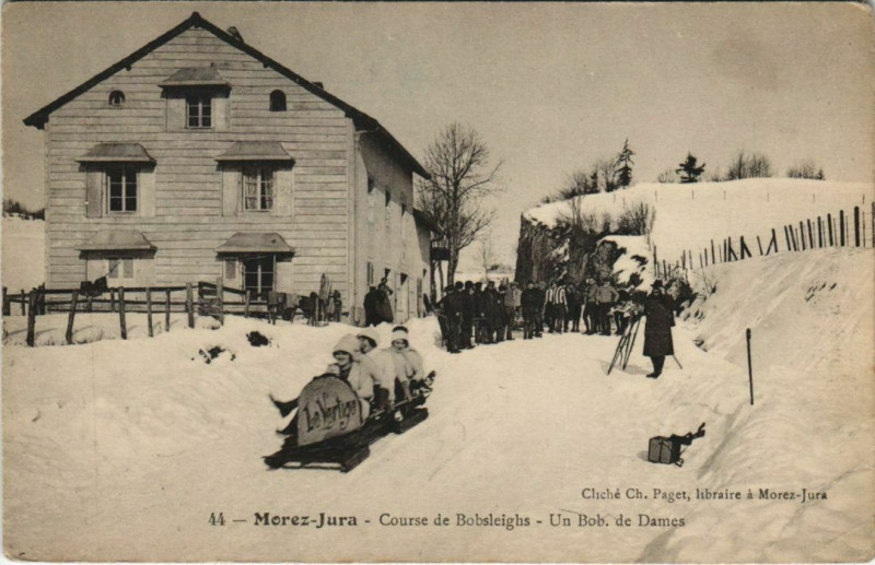Carte postale ancienne Morez-Jura - Course de Bobsleighs - Un bob de Dames à Our