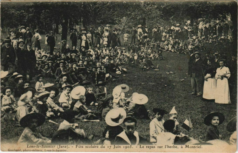 Carte postale ancienne Lons Le Saunier - Fete scolaire Le repas sur l'herbe a Montciel à Lons-le-Saunier