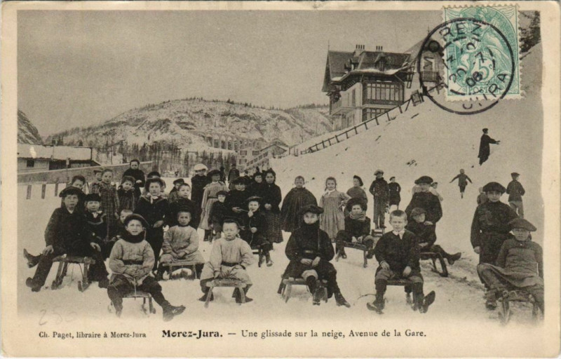 Carte postale ancienne Morez-Jura - Une glissade sur la neige Avenue de la Gare