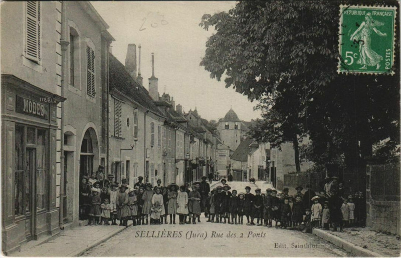 Carte postale ancienne Sellieres - Rue des 2 Ponts à Sellières