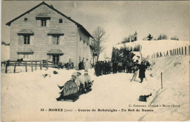 Carte postale ancienne Morez - Course de Bobsleighs - Un bob de Dames à Our
