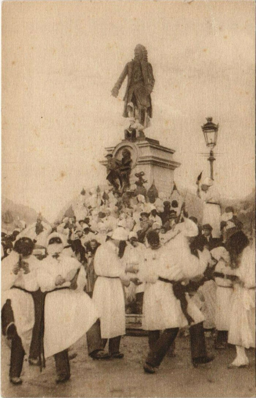 Carte postale ancienne Saint-Claude - Les Soufflaculs et la Statue Voltaire à Saint-Claude