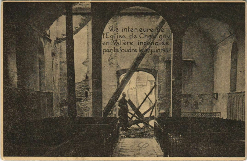 Carte postale ancienne Chevigny En Valiere - Vue interieure de l'Eglise incendiée à Chevigny