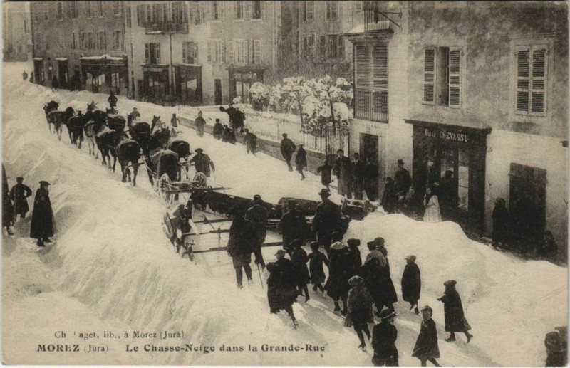 Carte postale ancienne Morez - La Chasse-Neige dans la Grande rue