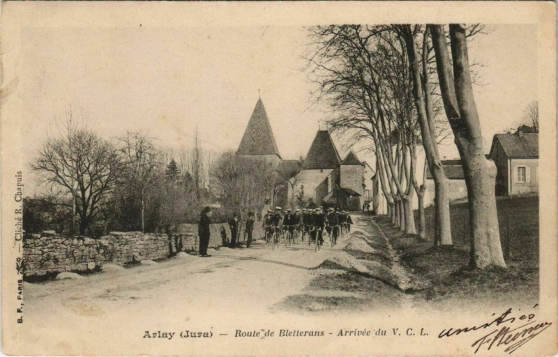 Carte postale ancienne Arlay - Route de Bletterans Arrivée du V. C. L. à Arlay
