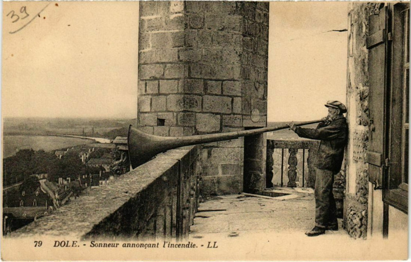 Carte postale ancienne Dole- Sonneur annoncant l'incendie France- à Dole