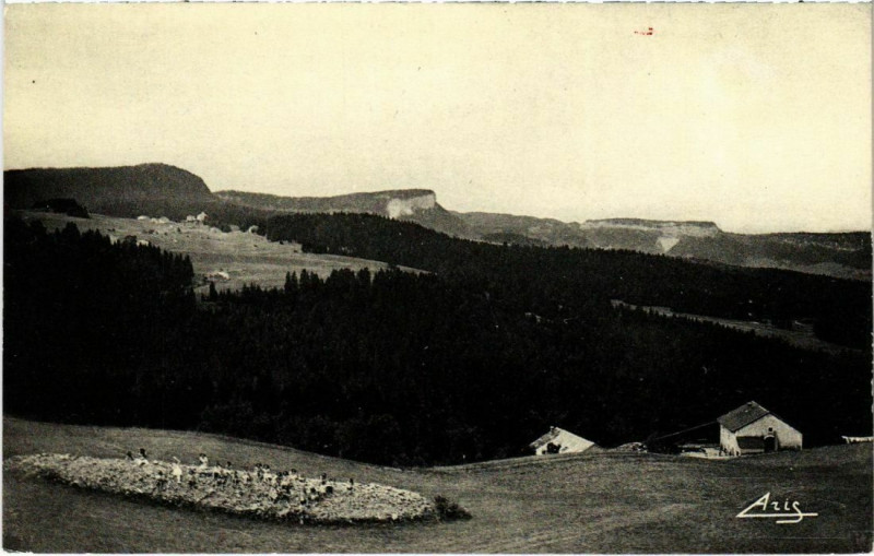 Carte postale ancienne Les Rousses- Auberge du Sagy et le Mont Fiert France aux Rousses