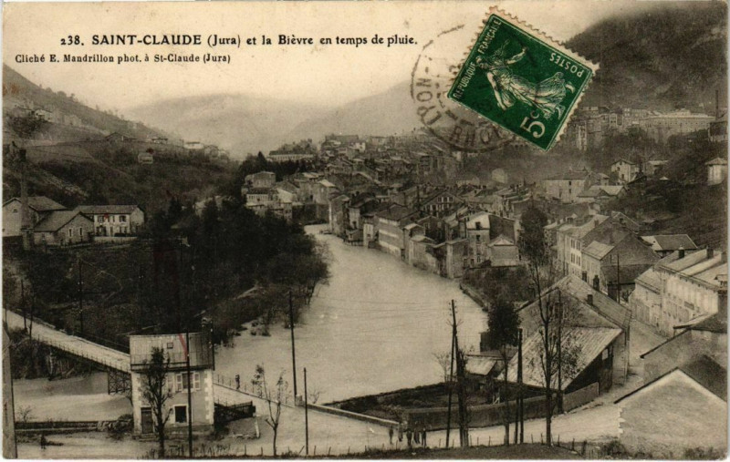 Carte postale ancienne Saint Claude- et la Bievre en temps du pluie France à Saint-Claude