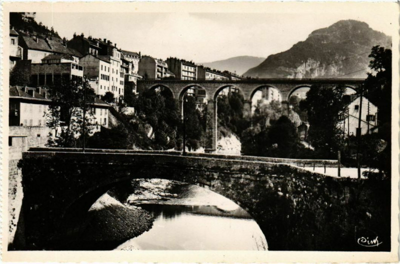 Carte postale ancienne Saint Claude- Le Viaduc et le Pont d'Avignon France à Saint-Claude