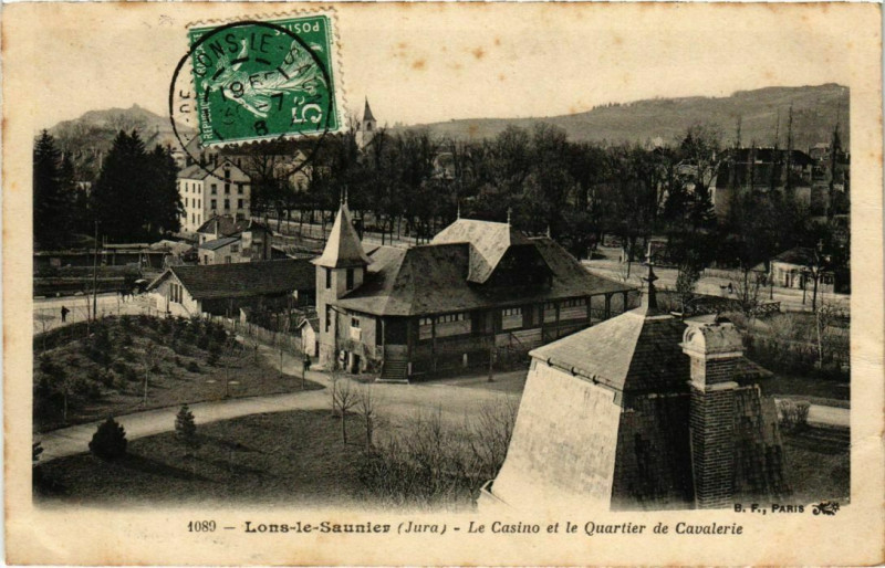 Carte postale ancienne Lons le Saunier- Le Casino et le Quartier de Cavalerie France à Lons-le-Saunier