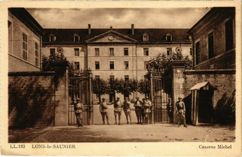 Carte postale ancienne Lons le Saunier- Caserne Michel France à Lons-le-Saunier