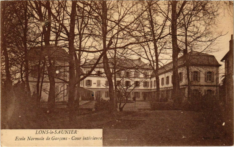 Carte postale ancienne Lons le Saunier- Ecole Normale de Garcons, Cour interieure France à Lons-le-Saunier
