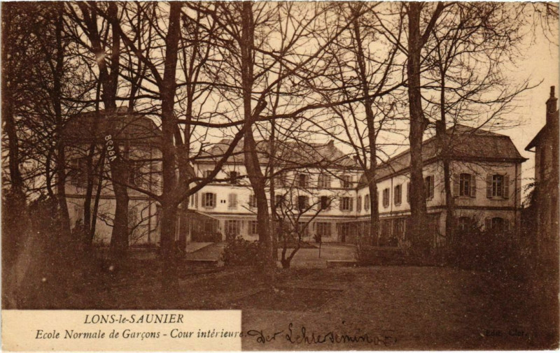Carte postale ancienne Lons le Saunier- Ecole Normale de Garcons, Cour interieure France à Lons-le-Saunier