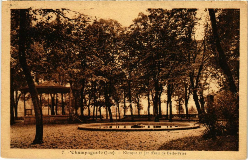 Carte postale ancienne Champagnole- Kiosque et Jet d'eau de Belle Frise France à Champagnole