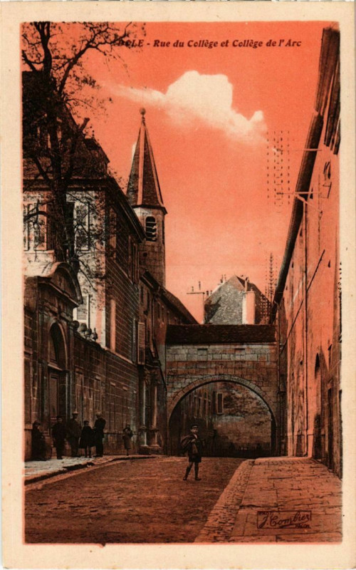 Carte postale ancienne Dole- Rue de College et College de l'Arc France à Dole