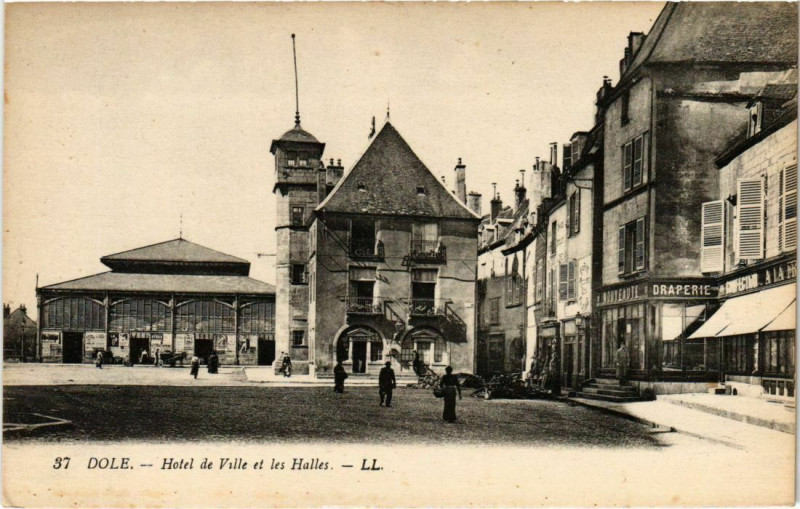 Carte postale ancienne Dole- Hotel de Ville et les Halles France à Dole