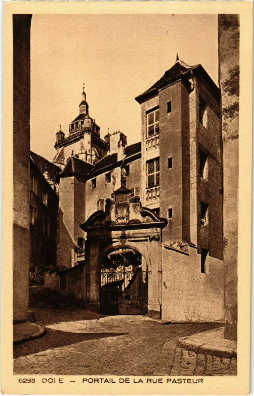 Carte postale ancienne Dole- Portail de la Rue Pasteur France à Dole