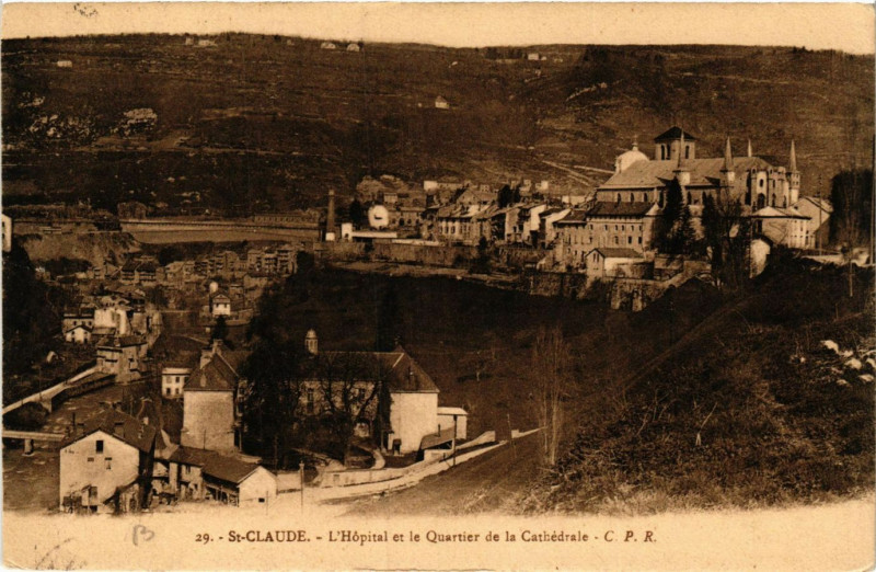 Carte postale ancienne Saint-Claude - L'Hopital et le Quartier de la Cathedrale - Jura à Saint-Claude