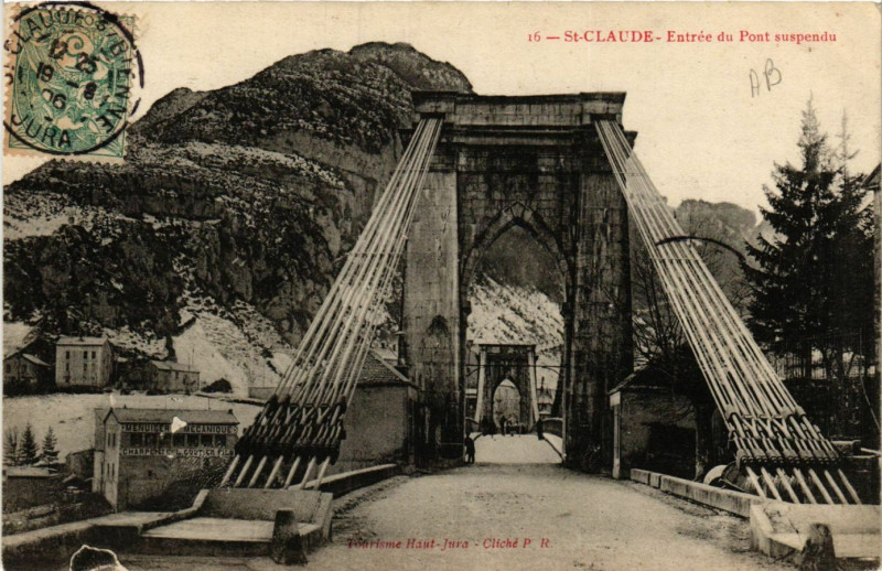 Carte postale ancienne Saint-Claude - Entrée du Pont Suspendu - Jura à Saint-Claude