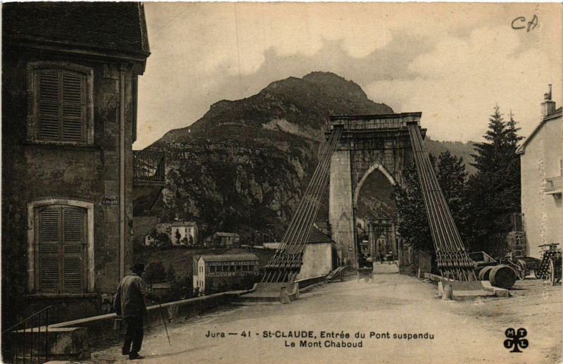 Carte postale ancienne Saint-Claude - Entrée du Pont Suspendu - Le Mont Chaboud - Jura à Saint-Claude