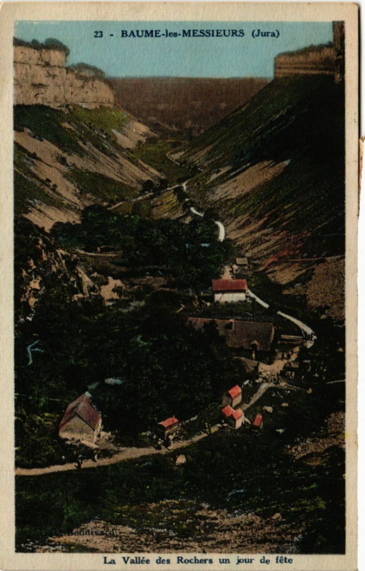 Carte postale ancienne Baume-les-Messieurs Jura - La Vallée des Rochers un jour de fete à Baume-les-Messieurs