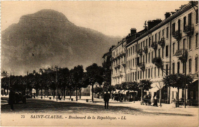 Carte postale ancienne Saint-Claude Boulevard de la Republique à Saint-Claude