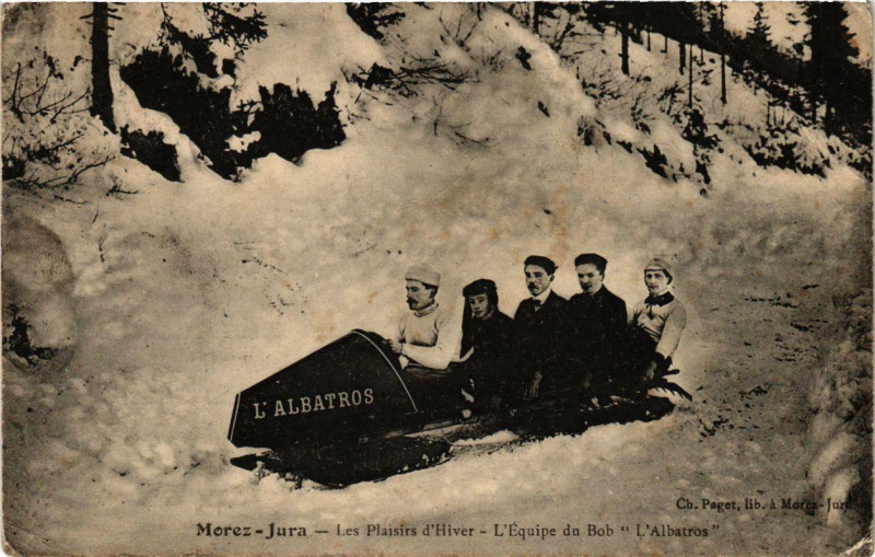 Carte postale ancienne Morez Jura Les Plaisirs d'Hiver l'Equipe du bob l'Albatros.