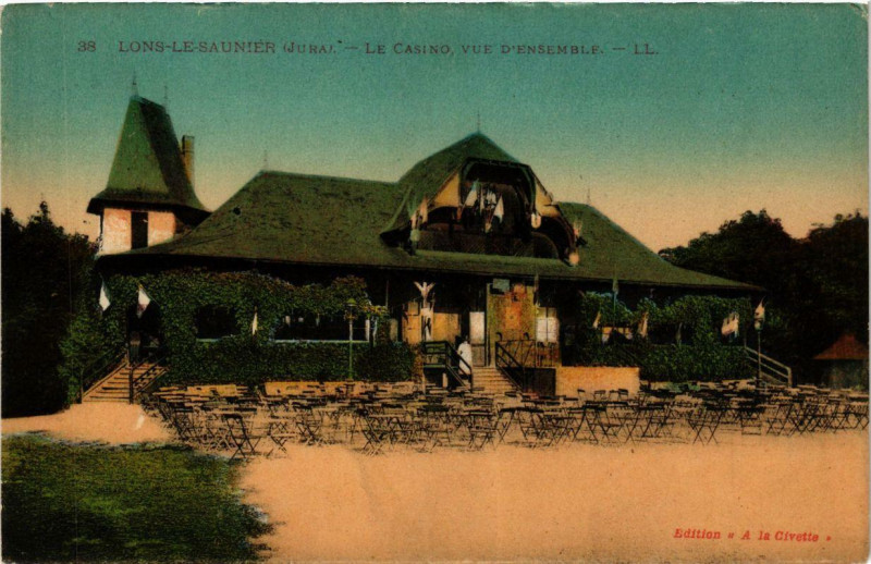Carte postale ancienne Lons-le-Saunier Le Casino vue d'ensemble. à Lons-le-Saunier