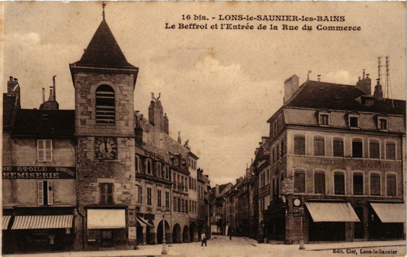 Carte postale ancienne Lons-le-Saunier Le Beffroi et l'Entrée de la Rue du Commerce. à Lons-le-Saunier