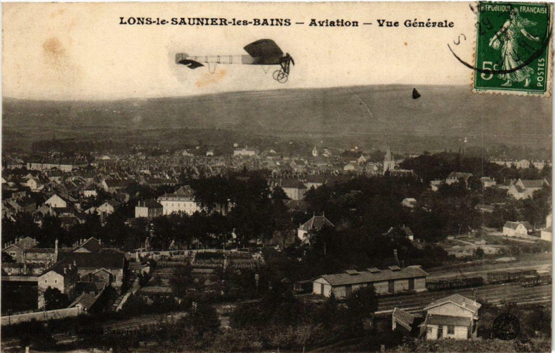 Carte postale ancienne Lons-le-Saunier Aviation vue générale. à Lons-le-Saunier