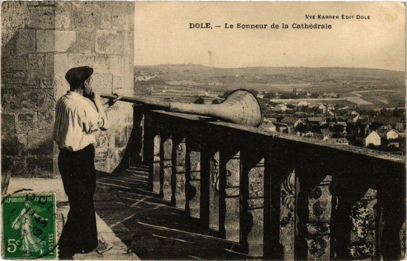 Carte postale ancienne Dole Le Sonneur de la Cathédrale. à Dole