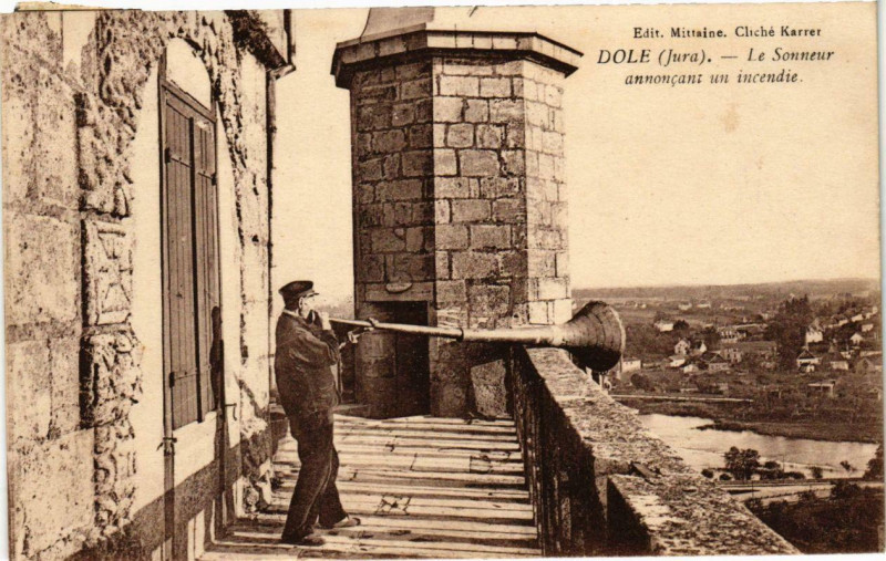 Carte postale ancienne Dole Le Sonneur annoncant un incendie. à Dole