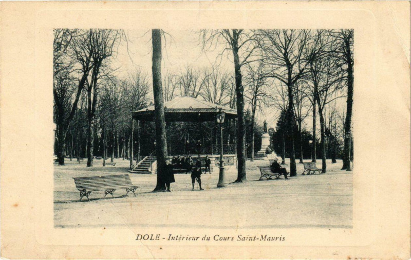 Carte postale ancienne Dole Interieur du Cours Saint-Mauris à Dole