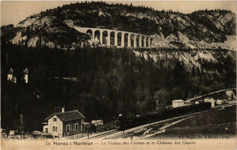 Carte postale ancienne De Morez a Morbier Viaduc des Grottes et le Chateau des Essarts. à Morbier