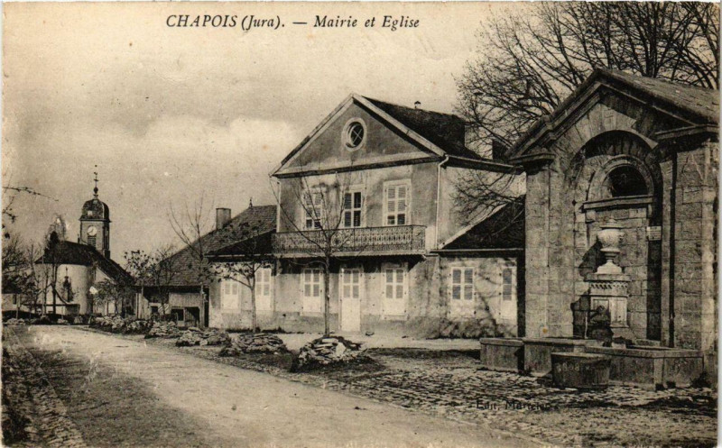 Carte postale ancienne Chapois Mairie et Eglise à Chapois