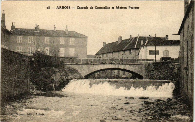 Carte postale ancienne Arbois Cascade de Courcelles et Maison Pasteur. à Arbois