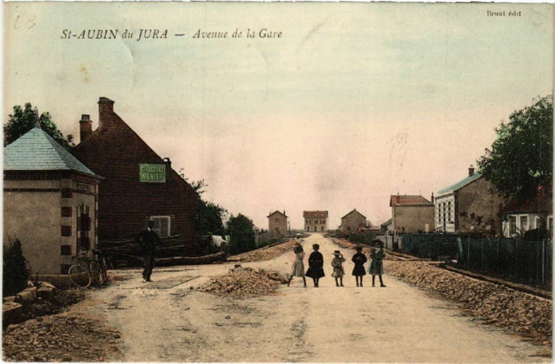 Carte postale ancienne Saint-Aubin du Jura Avenue de la Gare à Saint-Aubin