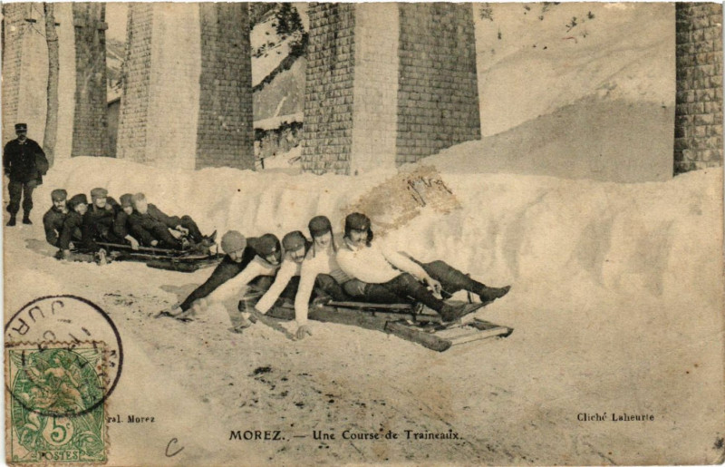 Carte postale ancienne Morez Une Course de Traineaux à Our