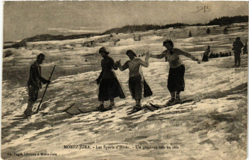 Carte postale ancienne Morez Les Sport d'Hiver Un gracieux trio en skis
