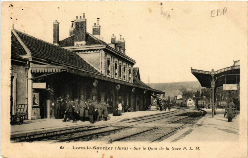 Carte postale ancienne Lons le Saunier Sur le Quai de la Gare P.L.M. à Lons-le-Saunier
