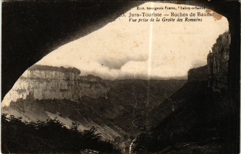 Carte postale ancienne Roches de Baume Vue prise de la Grotte des ROMAINs à Romain