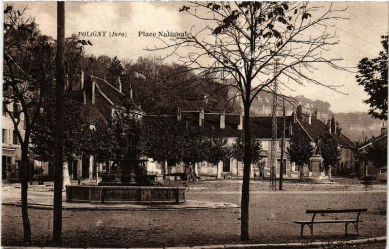 Carte postale ancienne Poligny Place Nationale à Poligny